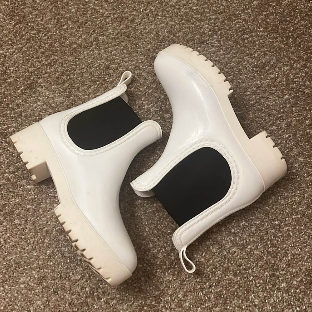 🍄 White Chelsea Boots